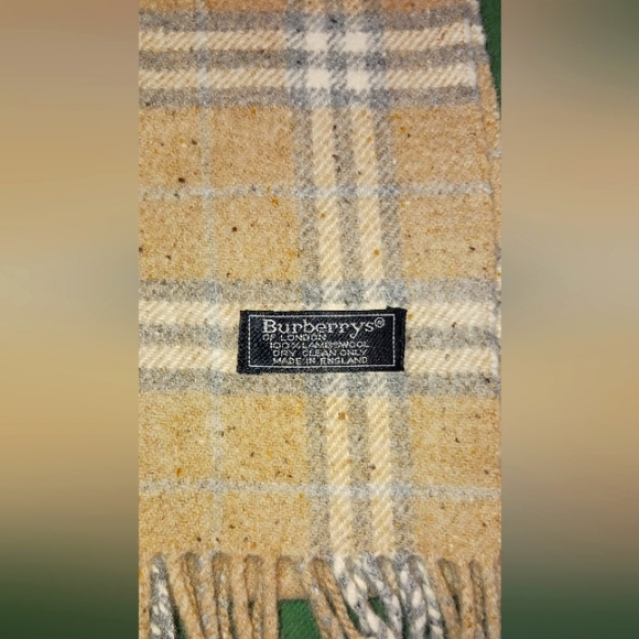 New 100% LambsWool, Grey and Beige Authentic Burberry Scarf - Picture 2 of 3